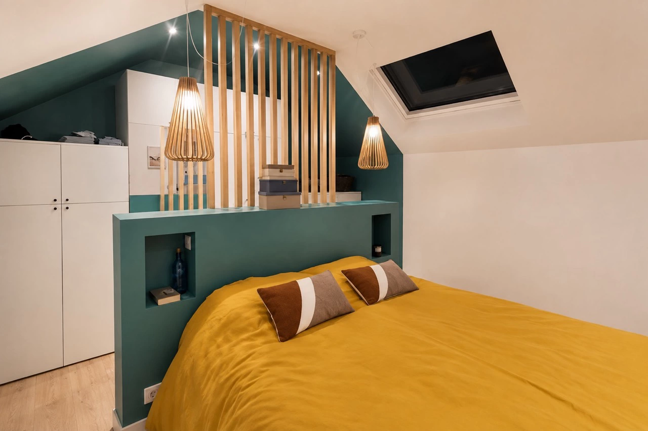 Chambre sous combles du projet « Combles » par Oll Design